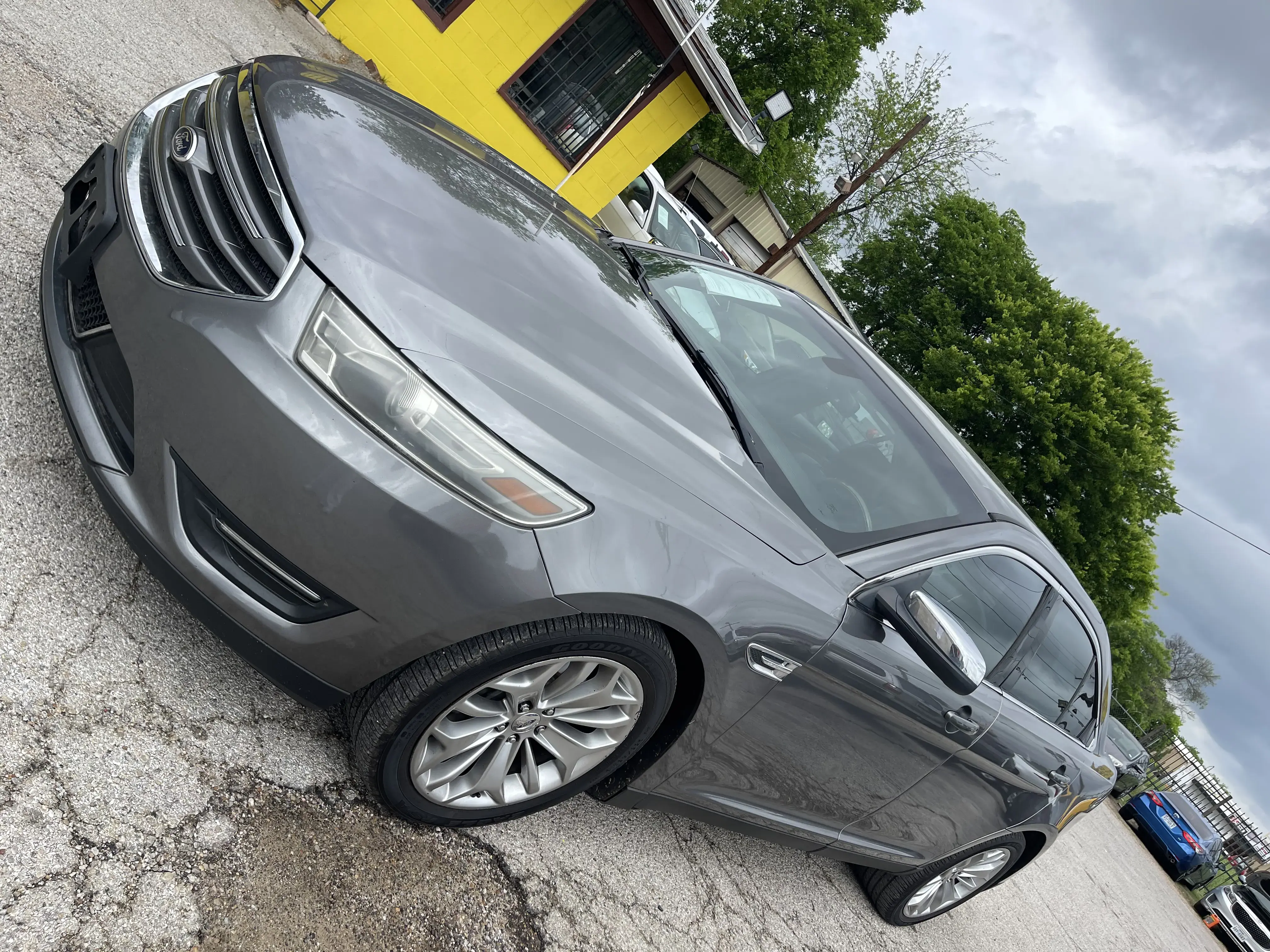 2014 Ford Taurus — photo 2 of 9