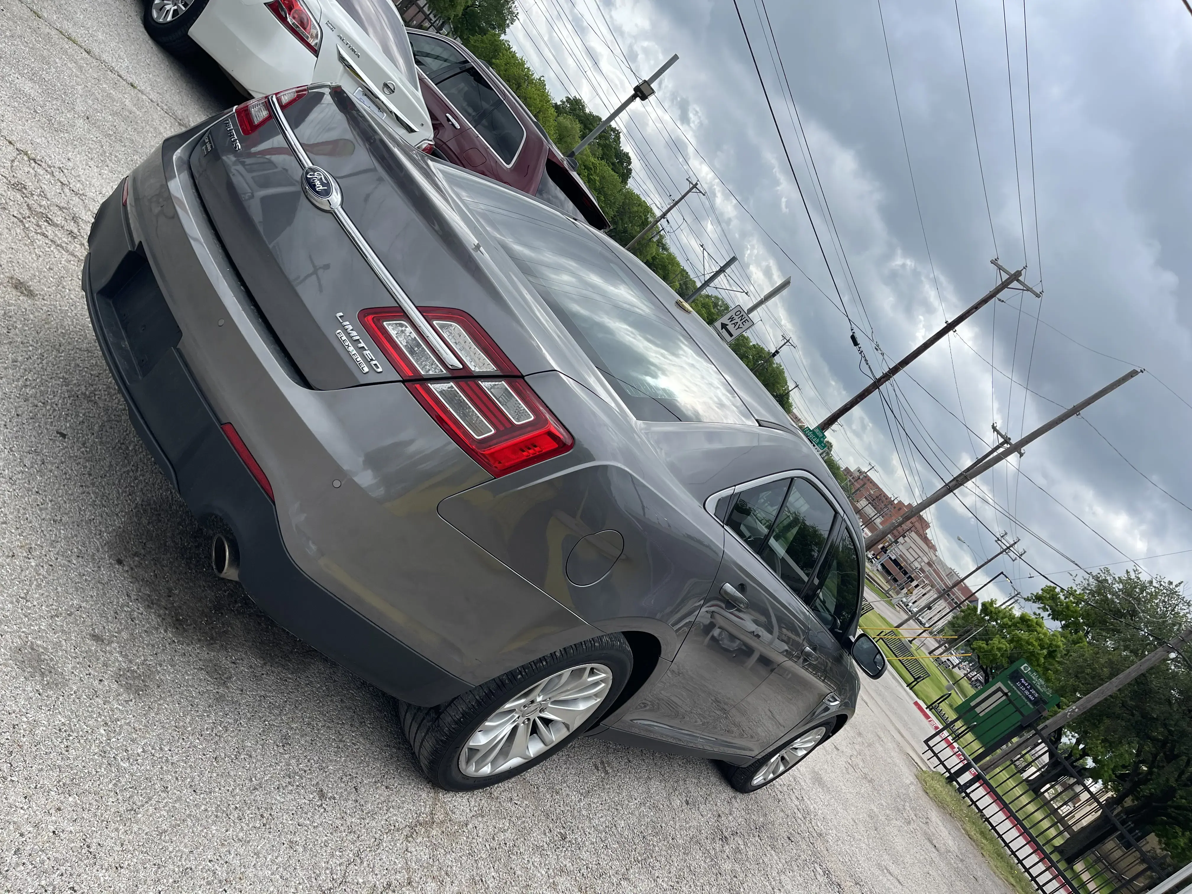 2014 Ford Taurus — photo 4 of 9