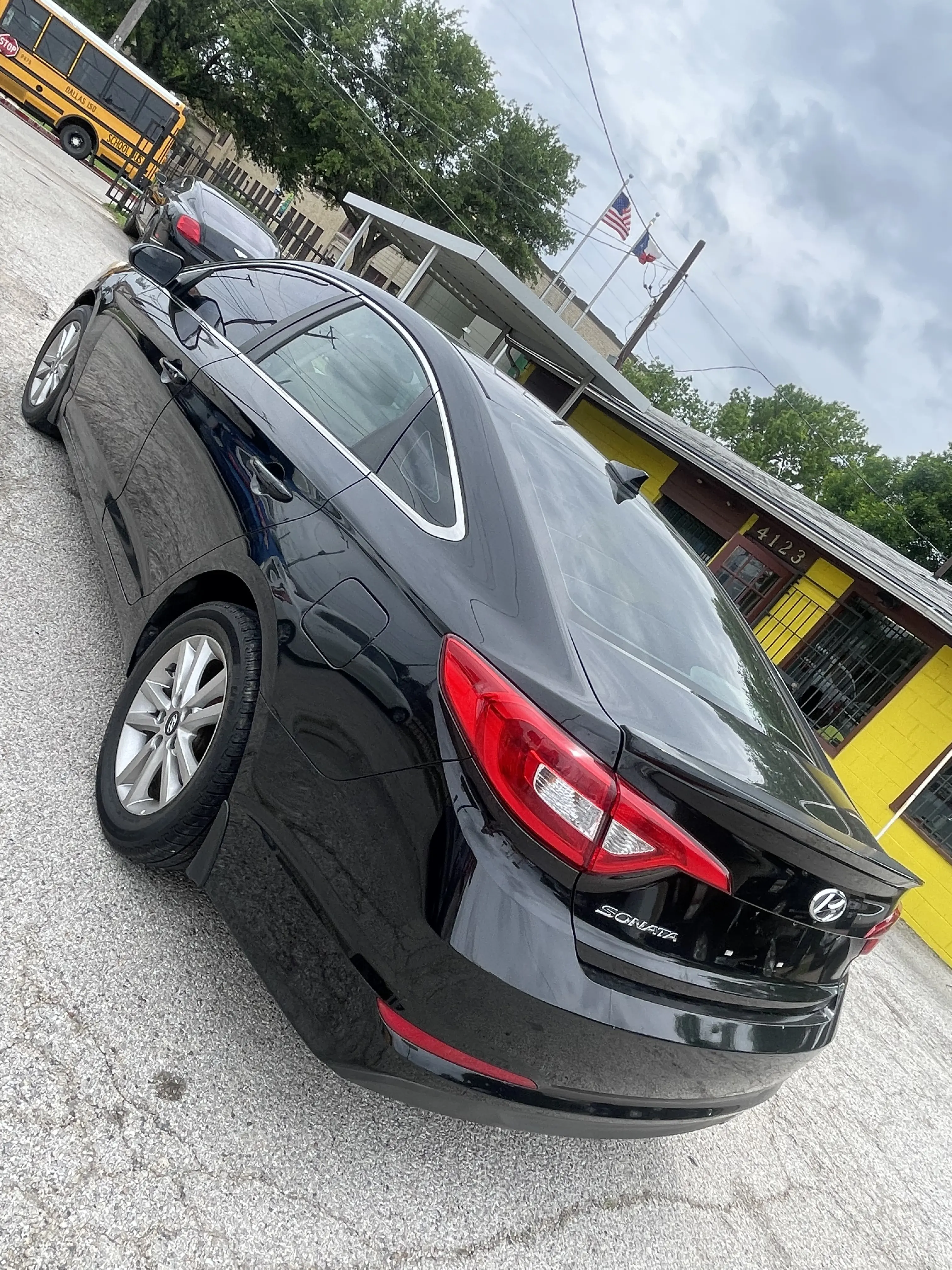 2017 Hyundai Sonata — photo 6 of 8