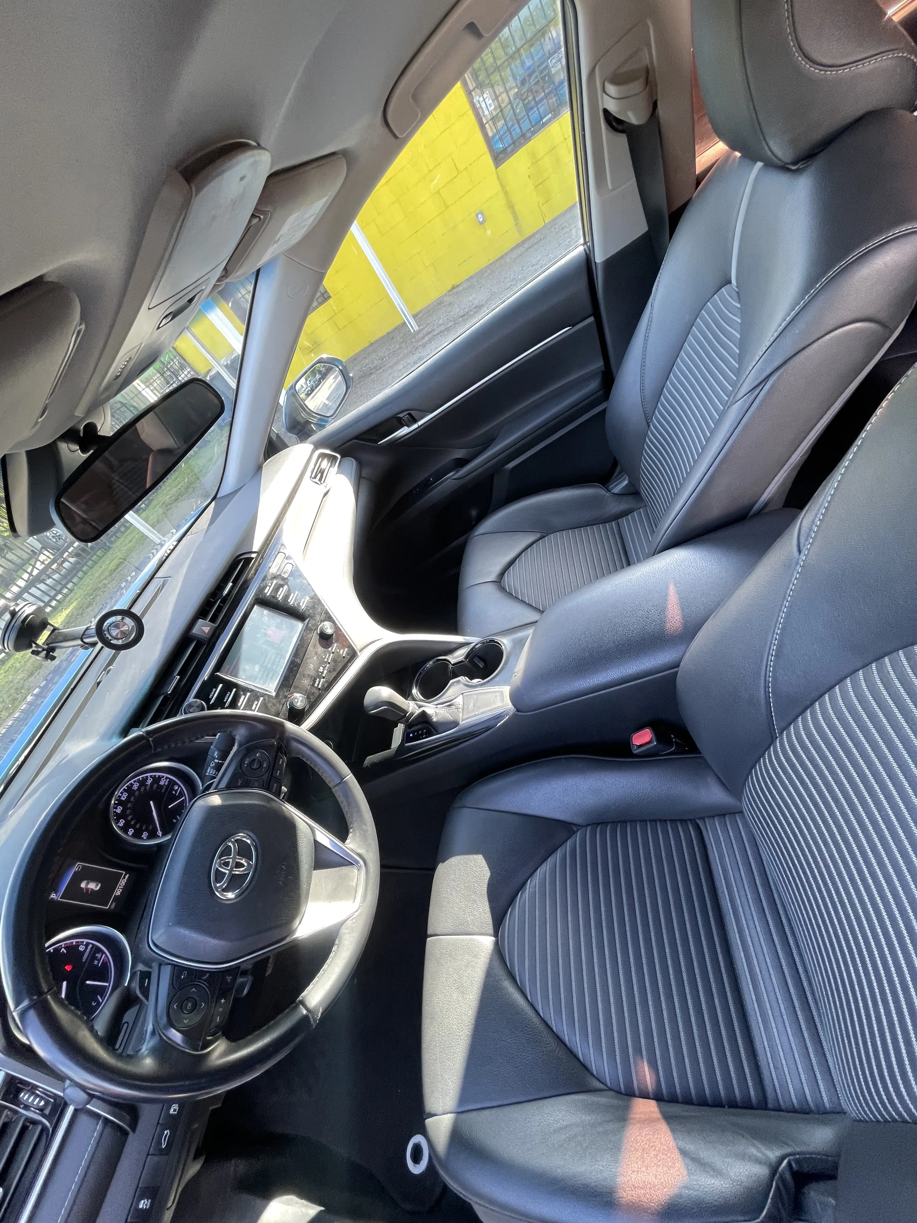2018 Toyota Camry — photo 7 of 9
